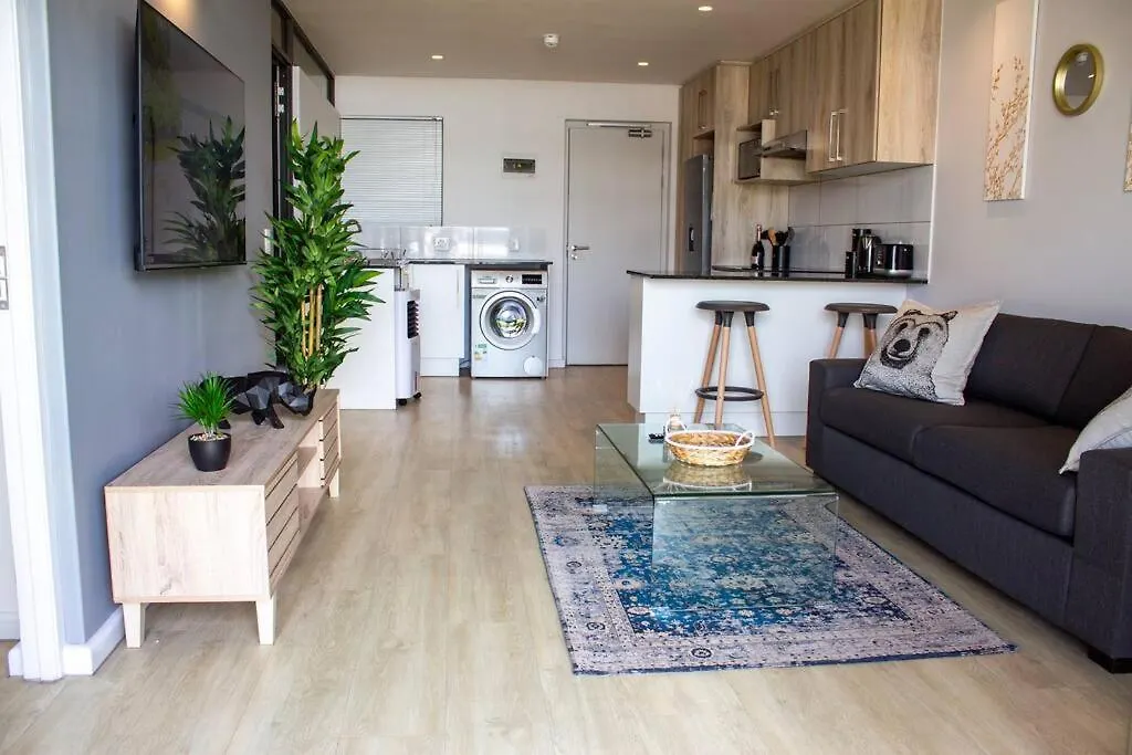 Chic, Central, Family & Group Stay - Stylish 2 Ensuite Bedroom Apartment With Spacious Balcony Cape Town