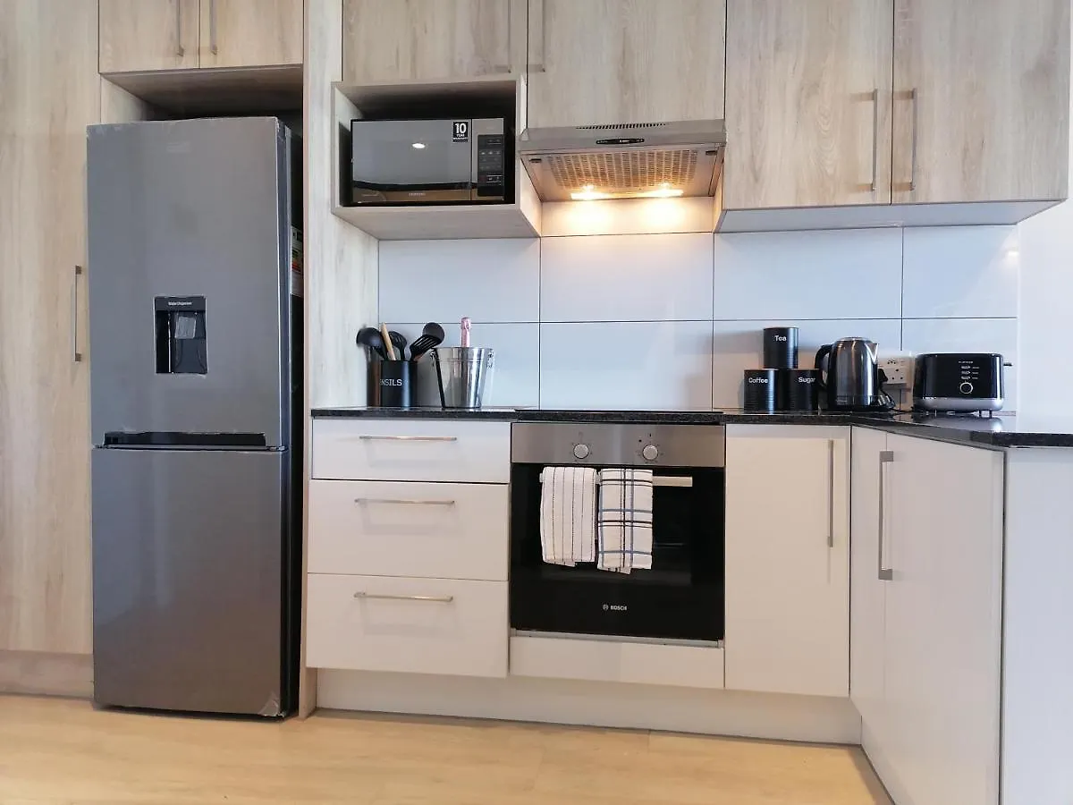 Chic, Central, Family & Group Stay - Stylish 2 Ensuite Bedroom Apartment With Spacious Balcony Cape Town