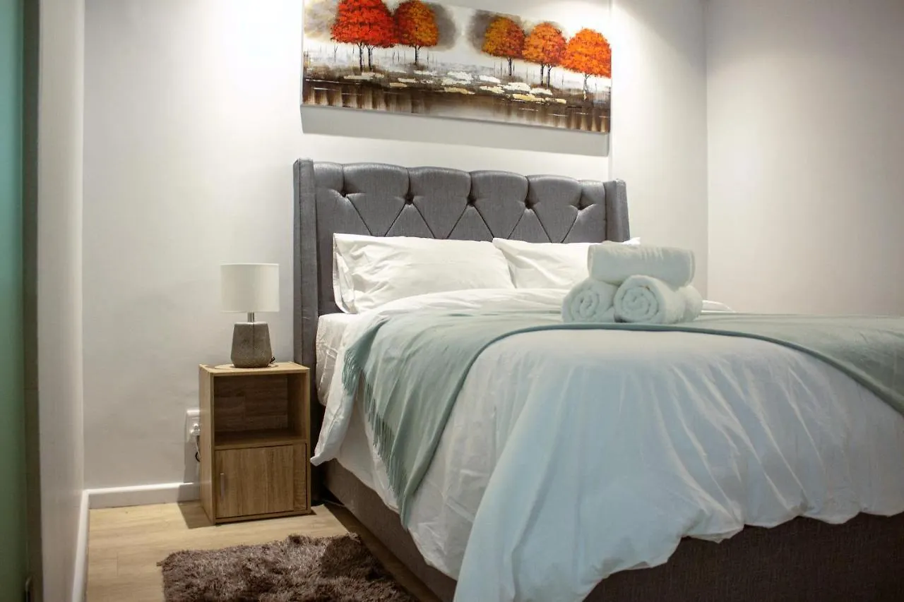 Chic, Central, Family & Group Stay - Stylish 2 Ensuite Bedroom Apartment With Spacious Balcony Cape Town