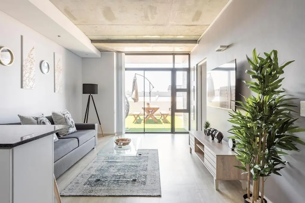 Chic, Central, Family & Group Stay - Stylish 2 Ensuite Bedroom Apartment With Spacious Balcony Cape Town