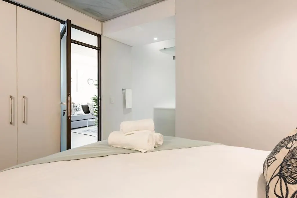 Chic, Central, Family & Group Stay - Stylish 2 Ensuite Bedroom Apartment With Spacious Balcony Cape Town