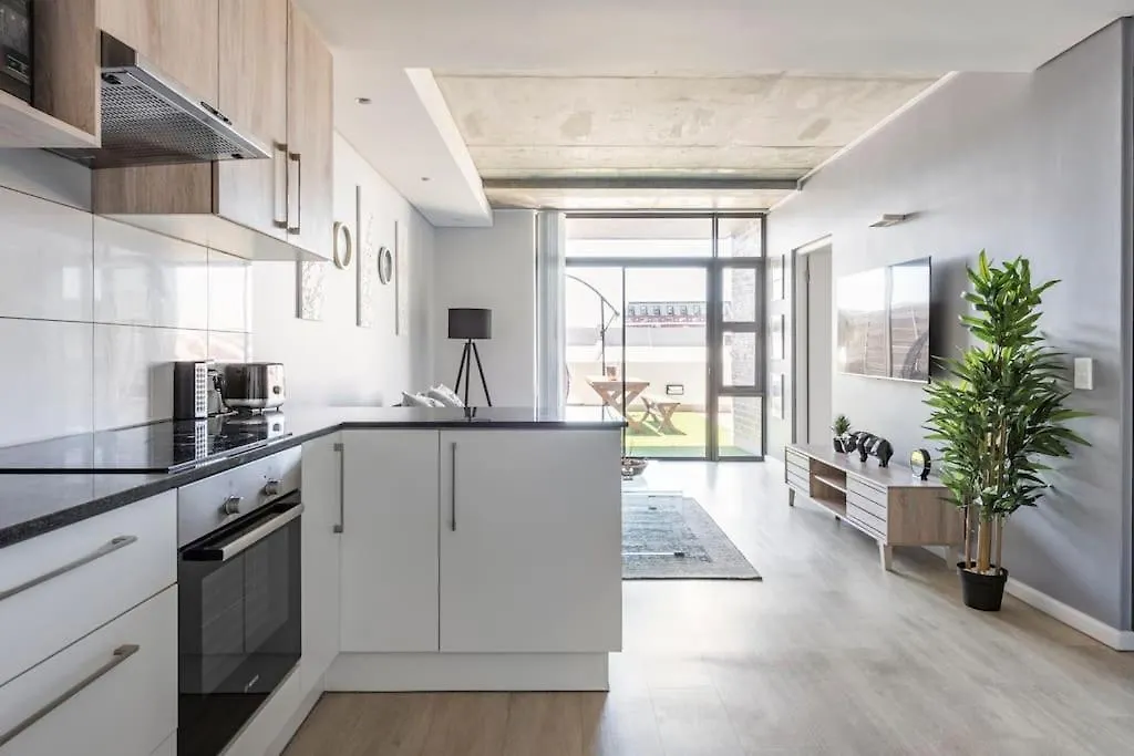 Chic, Central, Family & Group Stay - Stylish 2 Ensuite Bedroom Apartment With Spacious Balcony Cape Town