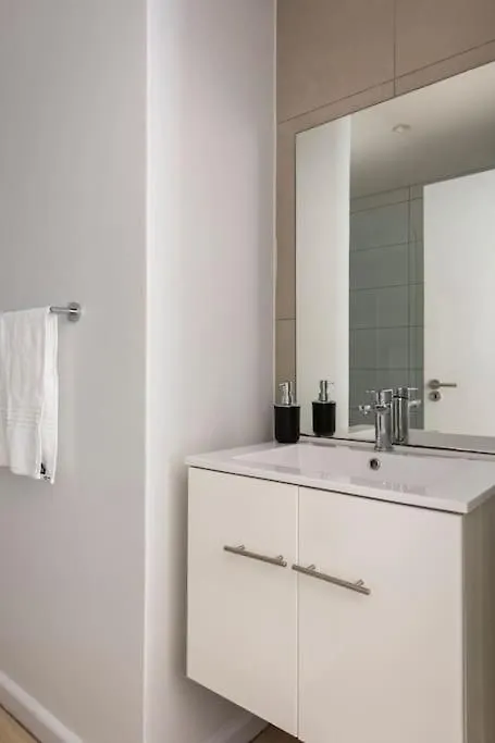 Chic, Central, Family & Group Stay - Stylish 2 Ensuite Bedroom Apartment With Spacious Balcony Cape Town South Africa