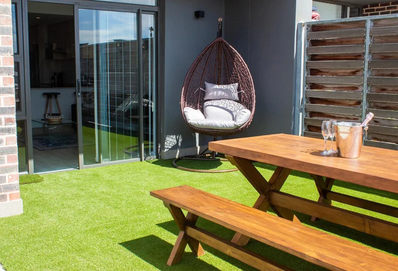 Chic, Central, Family & Group Stay - Stylish 2 Ensuite Bedroom Apartment With Spacious Balcony Cape Town