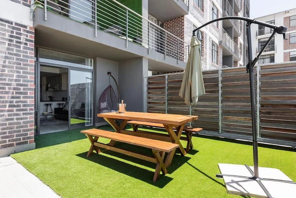 Chic, Central, Family & Group Stay - Stylish 2 Ensuite Bedroom Apartment With Spacious Balcony Cape Town
