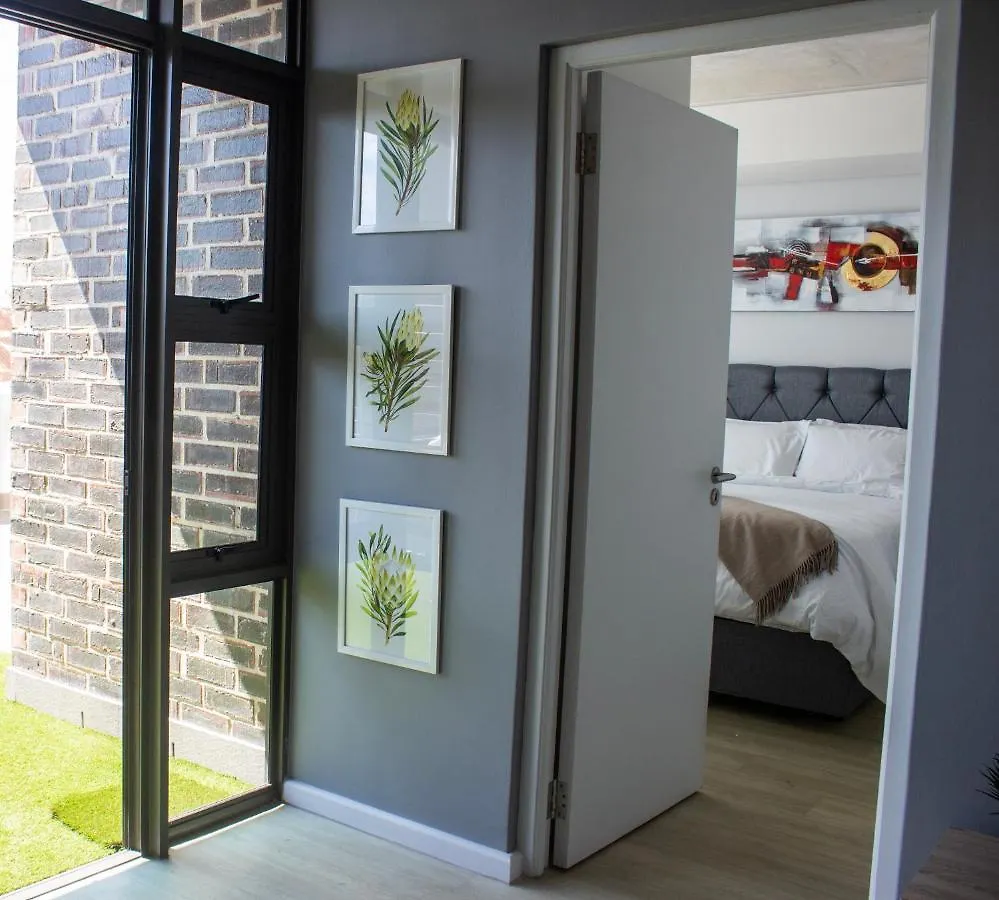 Chic, Central, Family & Group Stay - Stylish 2 Ensuite Bedroom Apartment With Spacious Balcony Cape Town